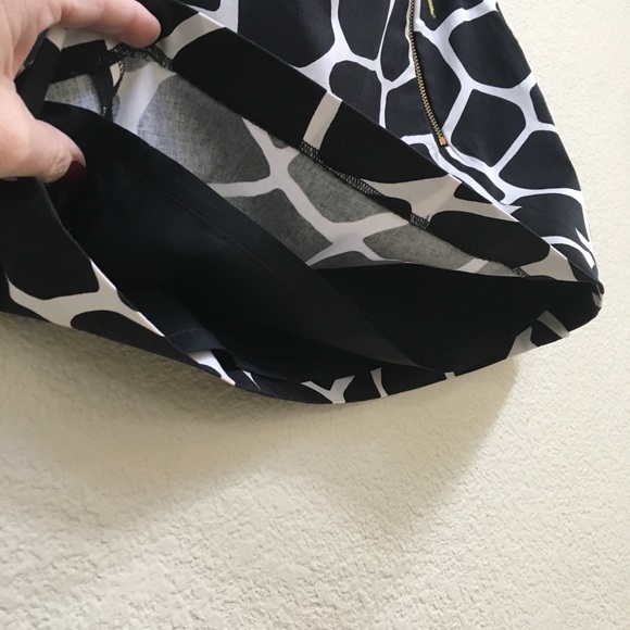 Michael Kors Black and White Giraffe Print Mini Cotton Skirt Gold Zippers 8P - Picture 3 of 6